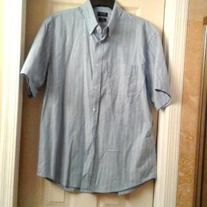 Men's short sleeve shirt.